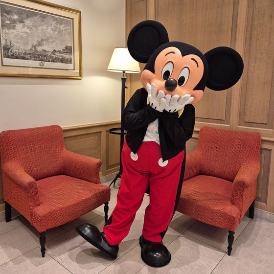 Mascotte Mickey lors d’une animation anniversaire pour enfants à Paris