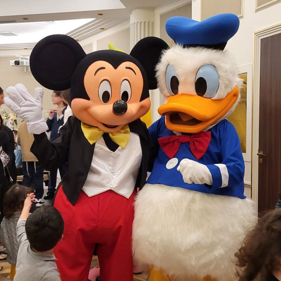 Mascotte Mickey lors d’une animation anniversaire pour enfants à Paris
